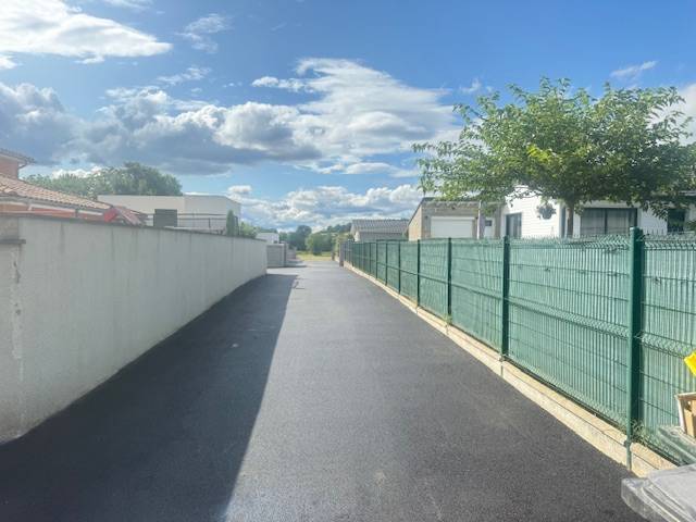 Conception d'espace de stationnement privé en béton désactivé ou en enrobé par un artisan qualifié à Lyon (69), Rhône