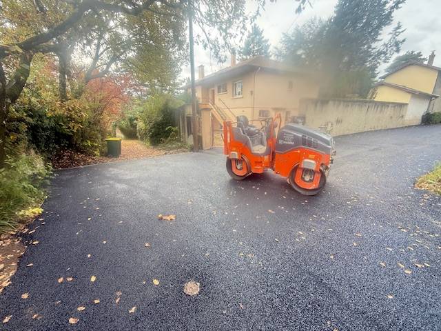 Application d'enrobé noir à chaud 0/10 pour allées et parkings : service professionnel au meilleur prix Lyon (69), Rhône