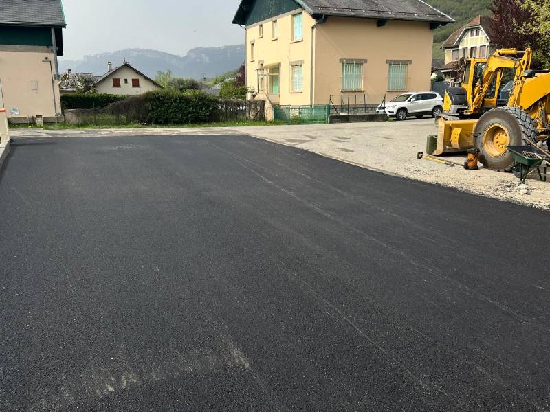 Finisseur et pose d'enrobé à chaud noir pour une route à Lyon