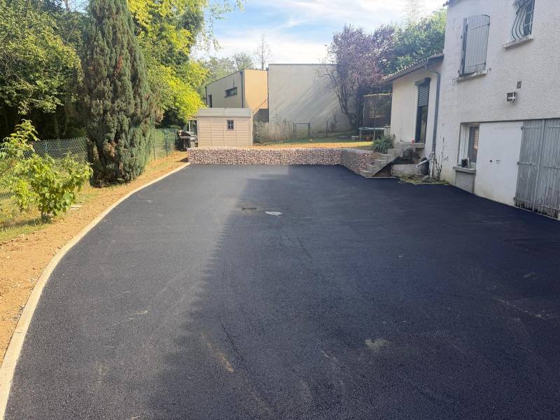 Réalisation d'une cour en enrobé à chaud noir et mur de gabions à Jassans-Riottier