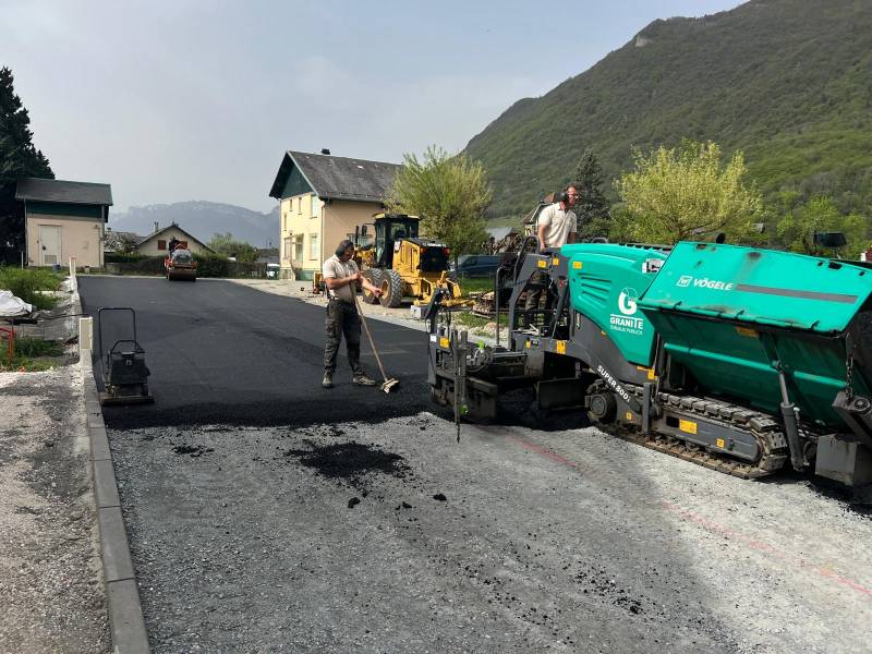 Finisseur en action pour goudronnage de route près de Lyon