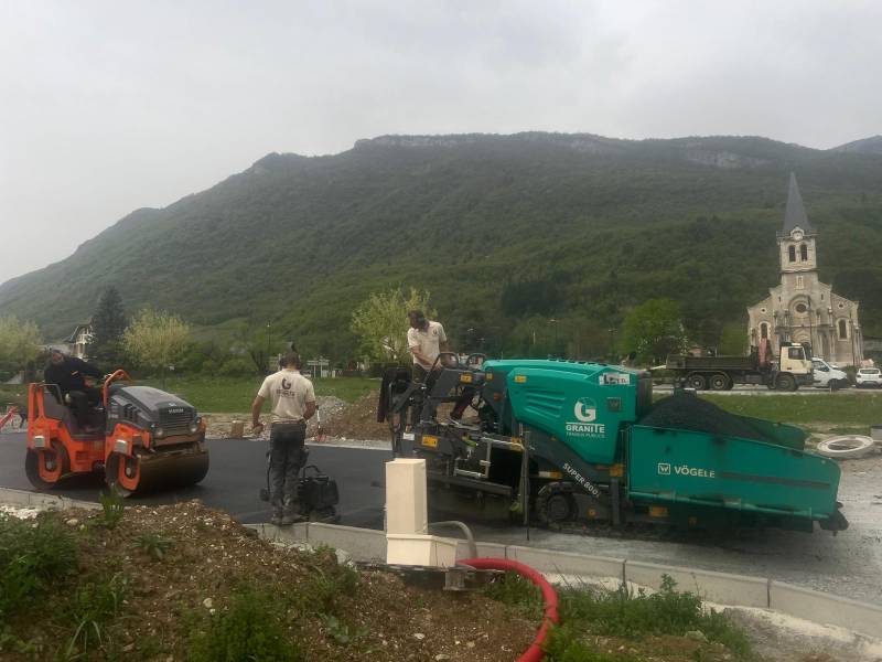 Pose de l'enrobé à chaud pour une route avec finisseur