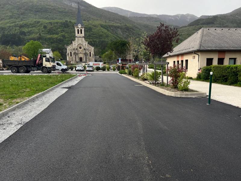 Travaux de goudronnage d'une route de commune à Lyon