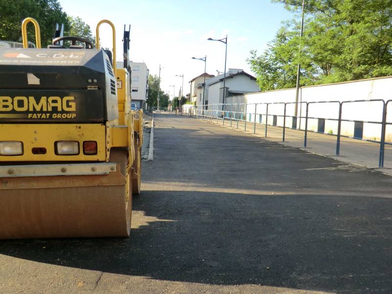 Goudronnage d'un parking d'école à Mions