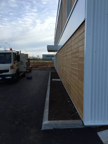 Création d’un parking et des abords de bureaux professionnels en enrobé noir sur 1000 m² près de Lyon