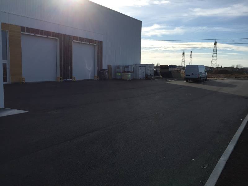 Création d’un parking et des abords de bureaux professionnels en enrobé noir sur 1000 m² près de Lyon