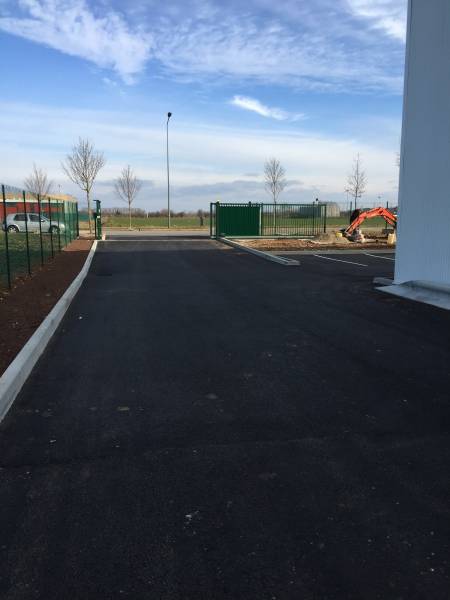 Création d’un parking et des abords de bureaux professionnels en enrobé noir sur 1000 m² près de Lyon