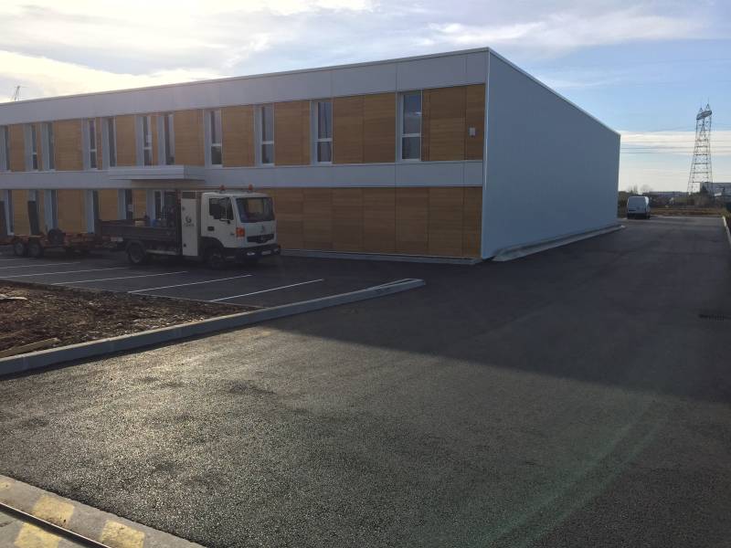 Création d’un parking et des abords de bureaux professionnels en enrobé noir sur 1000 m² près de Lyon