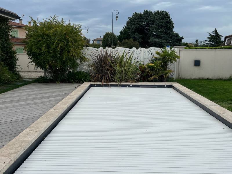 Aménagements des extérieurs avec piscine d'une villa à Chaponnay dans le Rhône