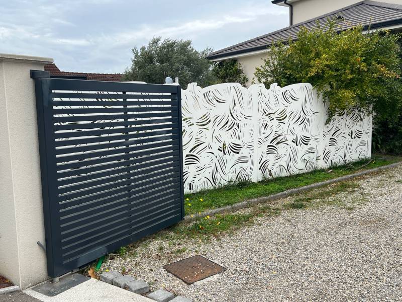Aménagements des extérieurs avec piscine d'une villa à Chaponnay dans le Rhône