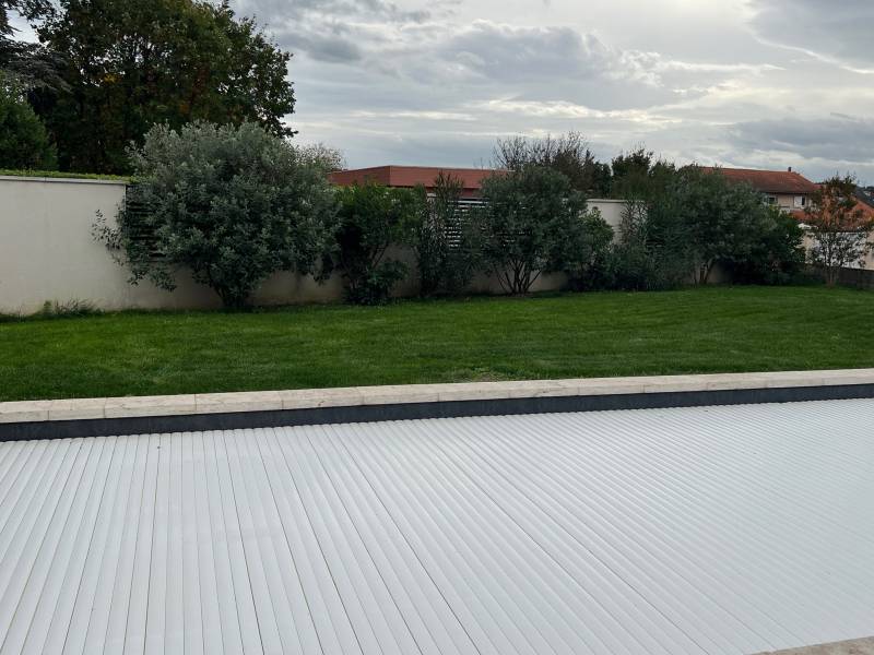 Aménagements des extérieurs avec piscine d'une villa à Chaponnay dans le Rhône