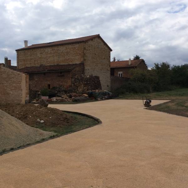 Réalisation d’une grande allée et parking en gravillonnage concassé Saint-Martin-Belle-Roche dans le Rhône
