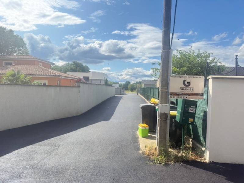 Réalisation d'une allée commune et de deux entrées de maisons en enrobé noir à chaud à Fontaines-Saint-Martin dans le Rhône