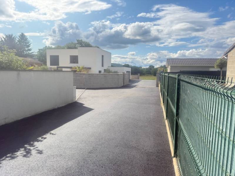 Réalisation d'une allée commune et de deux entrées de maisons en enrobé noir à chaud à Fontaines-Saint-Martin dans le Rhône