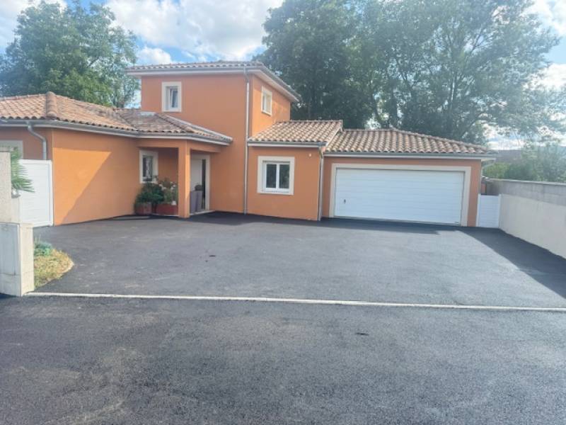 Réalisation d'une allée commune et de deux entrées de maisons en enrobé noir à chaud à Fontaines-Saint-Martin dans le Rhône