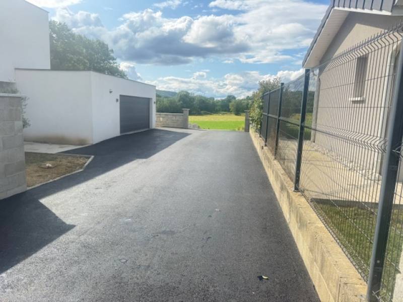 Réalisation d'une allée commune et de deux entrées de maisons en enrobé noir à chaud à Fontaines-Saint-Martin dans le Rhône