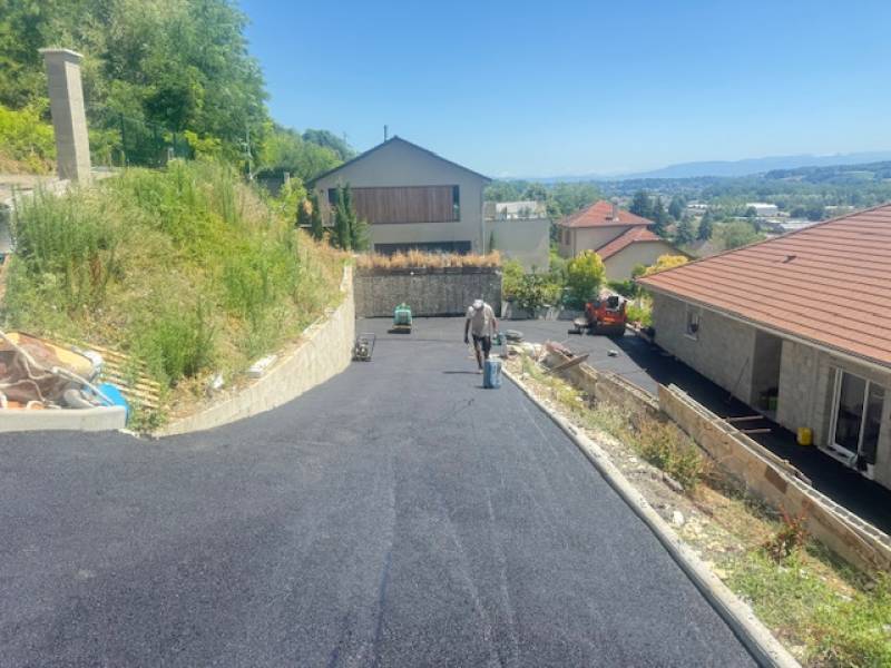 Location de mini-finisseur VOGELE S800 pour un chantier d'enrobé à chaud noir près de Lyon en Rhône-Alpes