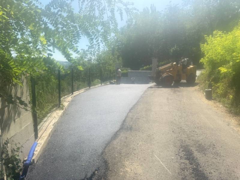 Location de mini-finisseur VOGELE S800 pour un chantier d'enrobé à chaud noir près de Lyon en Rhône-Alpes