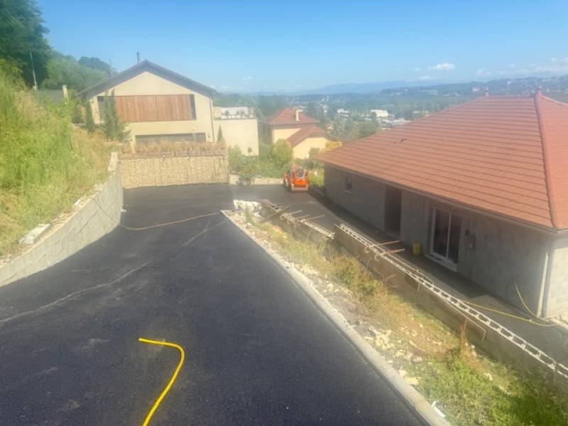 Location de mini-finisseur VOGELE S800 pour un chantier d'enrobé à chaud noir près de Lyon en Rhône-Alpes