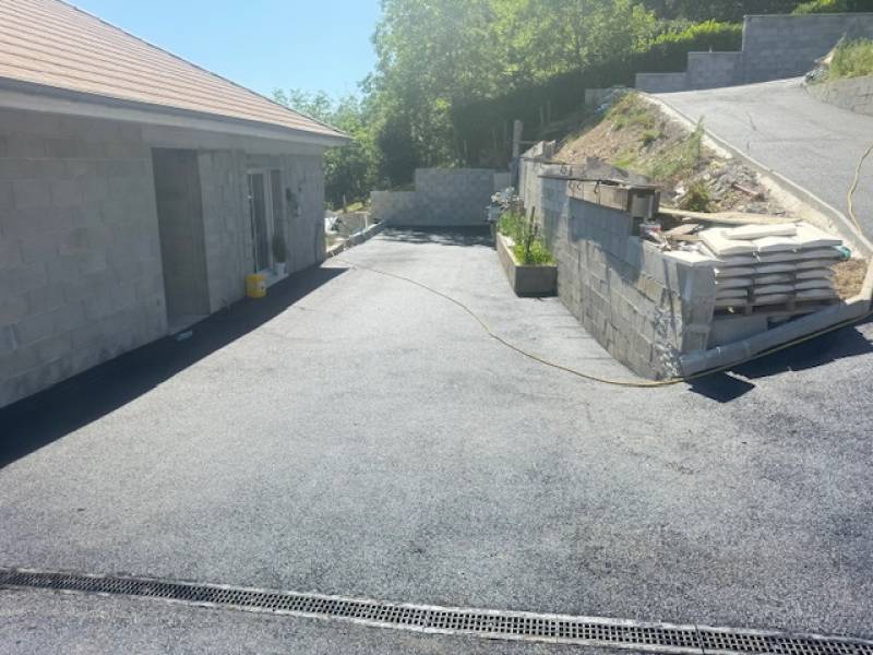 Location de mini-finisseur VOGELE S800 pour un chantier d'enrobé à chaud noir près de Lyon en Rhône-Alpes
