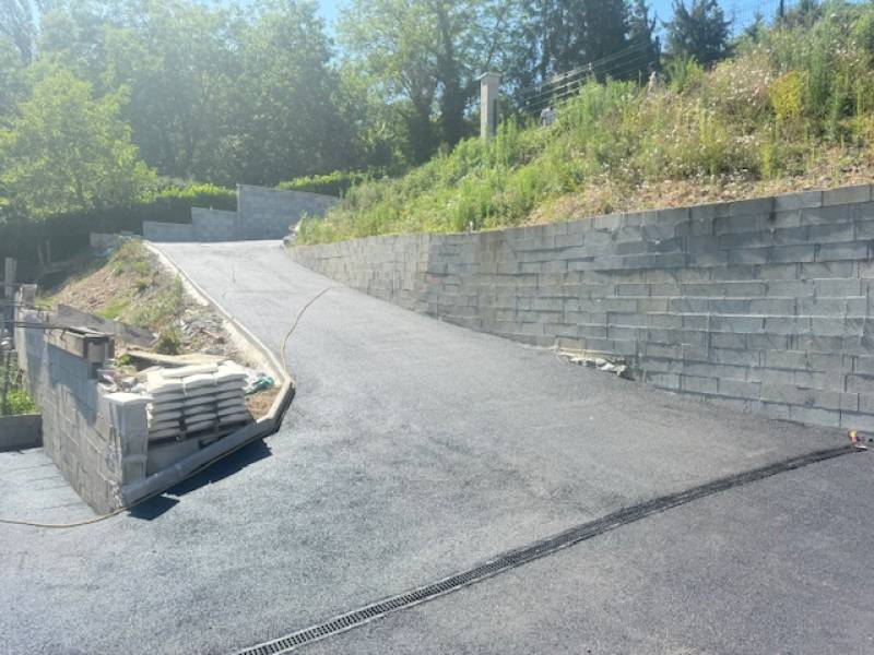 Location de mini-finisseur VOGELE S800 pour un chantier d'enrobé à chaud noir près de Lyon en Rhône-Alpes