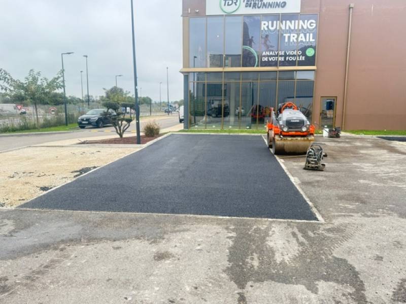 Réalisation d'un parking en enrobé à chaud noir drainant à Meyzieu pour un professionnel