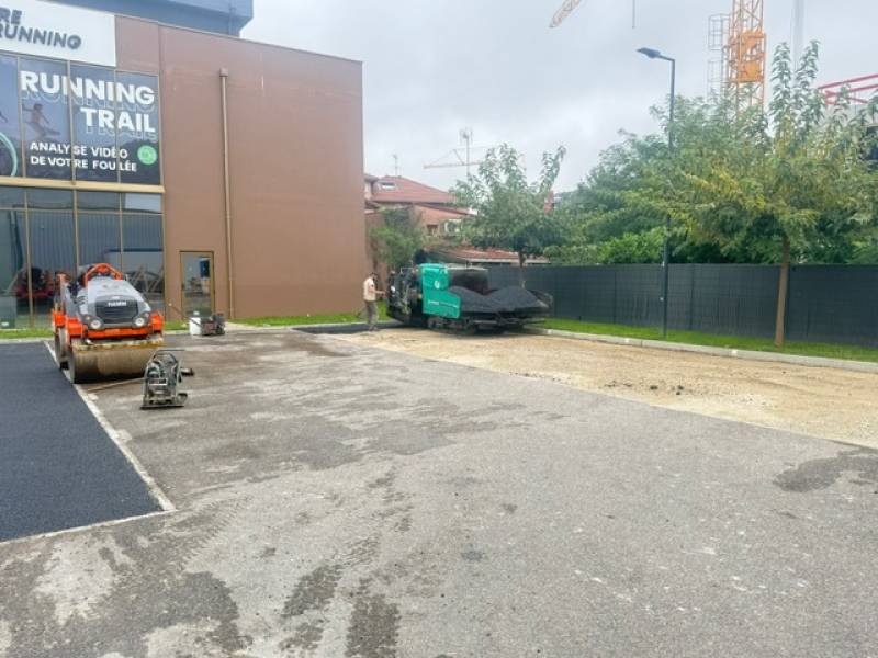 Réalisation de parking en enrobé à chaud noir drainant avec mini-finisseur à Meyzieu