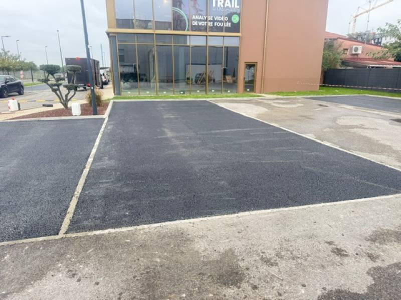 Extension de parking clientèle en enrobé à chaud noir drainant à Meyzieu dans le Rhône