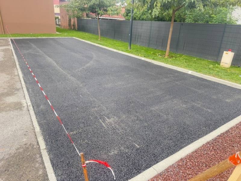 Parking véhicules en enrobé à chaud noir drainant à Meyzieu (69)