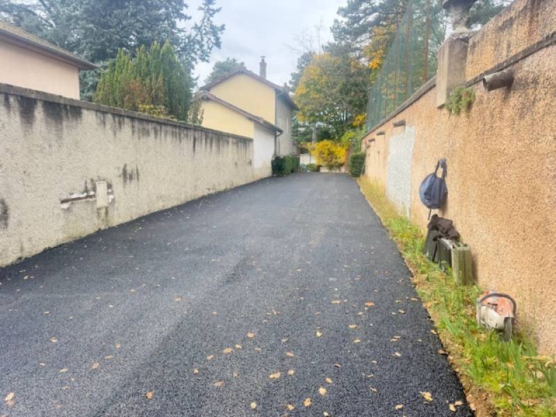 Création d'une allée de maisons en enrobé à chaud noir drainant à Caluire-Et-Cuire