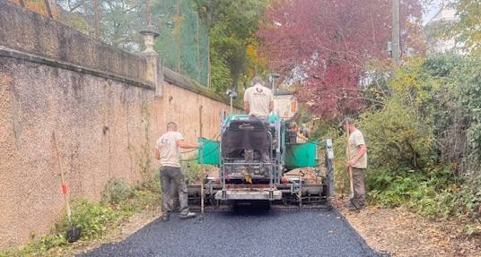 Mise en œuvre d'enrobé noir drainant au finisseur à Caluire-Et-Cuire