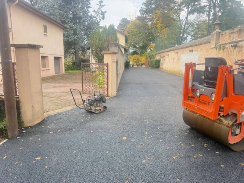 Entreprise d'enrobé à chaud noir drainant à Caluire-Et-Cuire dans le Rhône