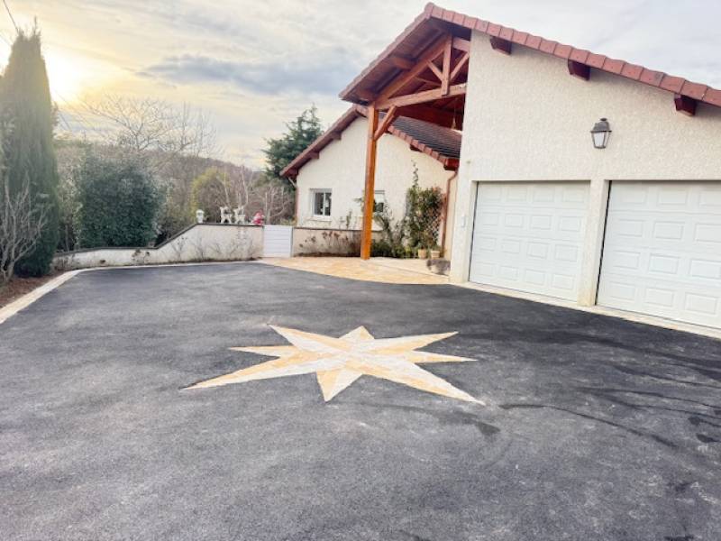 Aménagement d'une entrée de maison en pavés et réalisation d'une rose des vents
