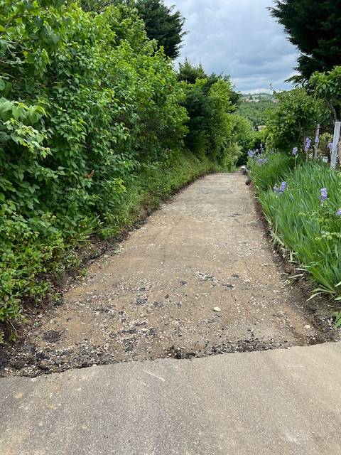 Décapage avant pose d'enrobé à chaud noir pour chemin d'accès à Chaponnay dans le Rhône