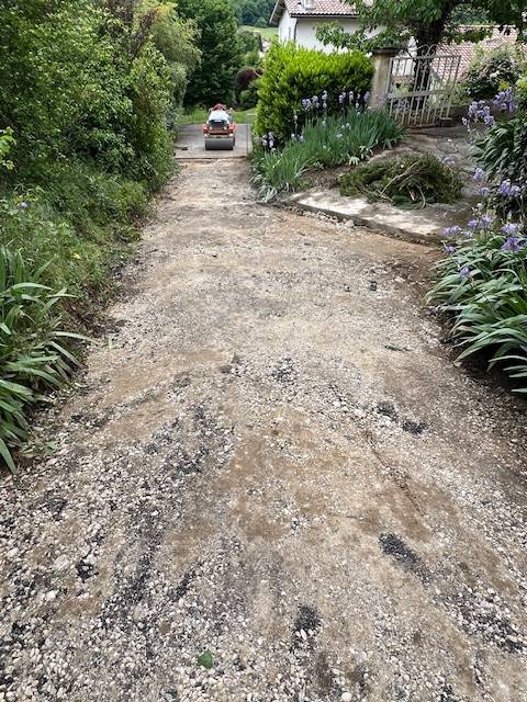 Décapage pour réfection d'un chemin d'accès en enrobé à chaud noir près de Lyon