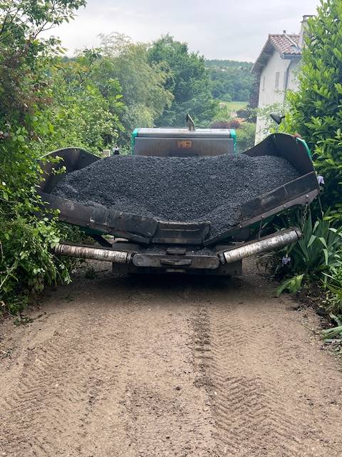 Finisseur en action pour enrobage d'un chemin d'accès de maisons près de Lyon