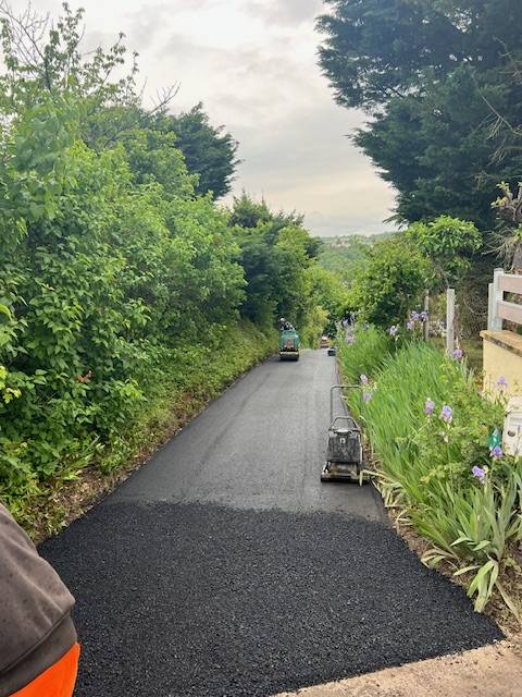 Goudronnage d'un chemin d'accès pour maisons individuelles à Chaponnay près de Lyon