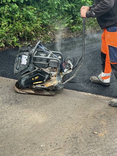Travaux d'enrobé pour réfection d'un chemin d'accès à Chaponnay