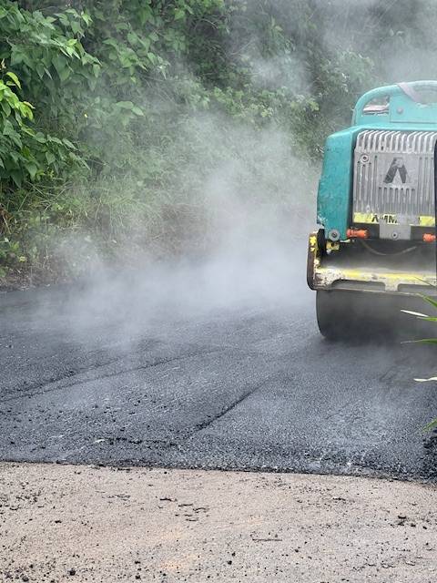 Cylindrage des enrobé à chaud noir 0/10 pour chemin d'accès à Chaponnay
