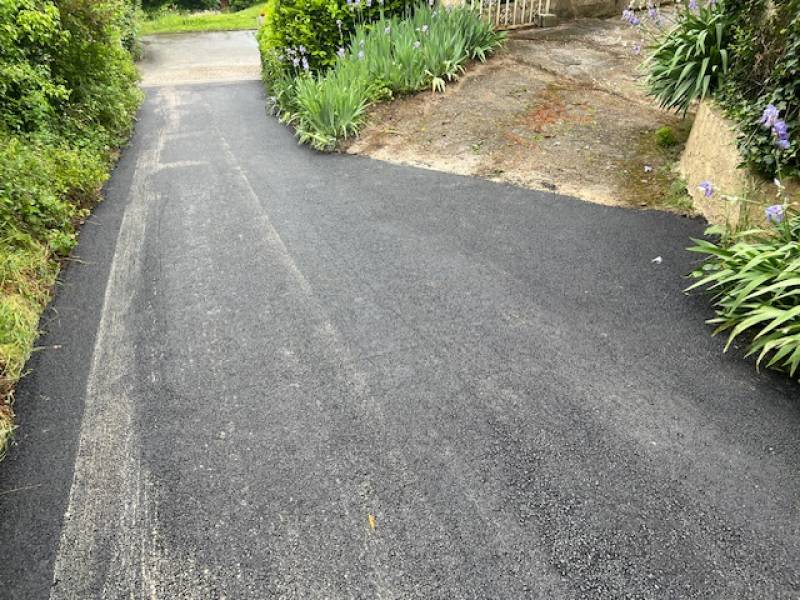 Fin de chantier de réfection d'un chemin d'accès pour maisons en enrobé noir près de Lyon