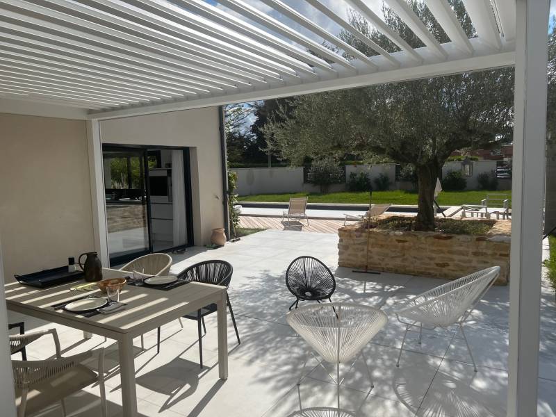 Aménagements des extérieurs avec piscine d'une villa à Chaponnay dans le Rhône