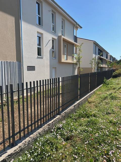 Réalisation de divers aménagements extérieurs d'un ensemble immobilier d'habitation à Mions dans le Rhône