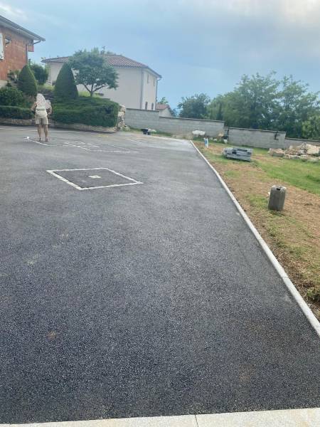 Réalisation de bordures pavés et formes pavés pour une cour goudronnée à Brignais