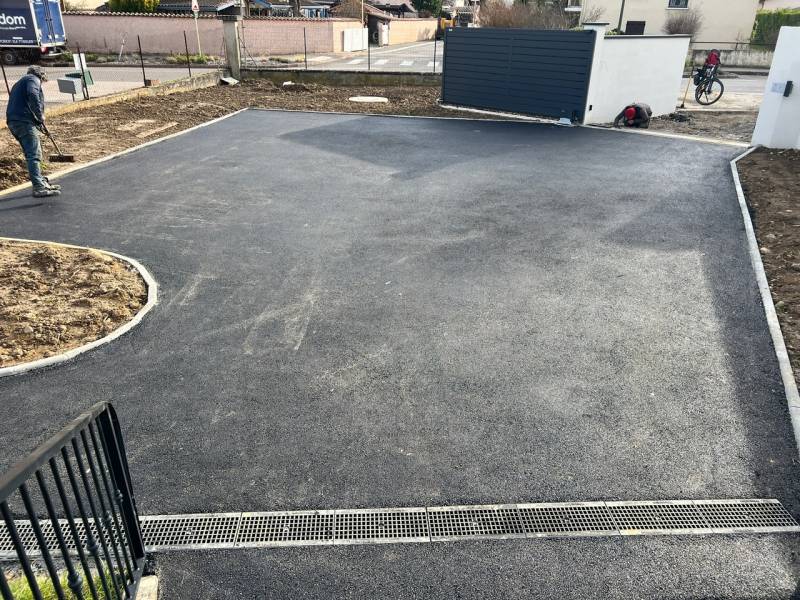 Aménagements extérieurs en enrobé à chaud noir pour deux entrées de maisons à Chaponnay dans le Rhône