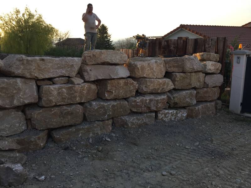 Aménagements des extérieurs avec piscine d'une villa à Chaponnay dans le Rhône