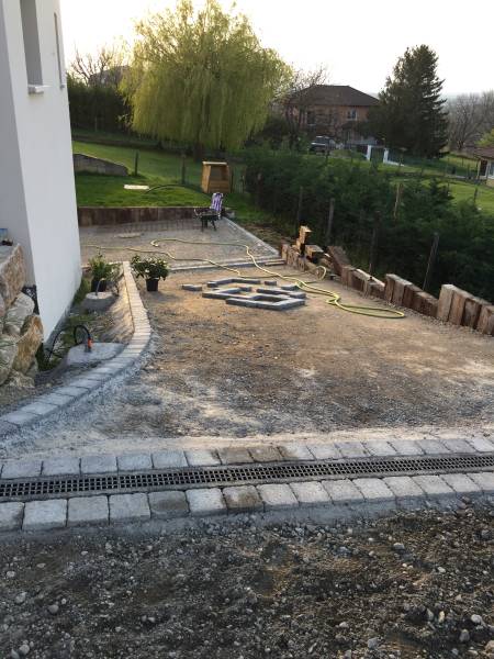 Aménagements des extérieurs avec piscine d'une villa à Chaponnay dans le Rhône
