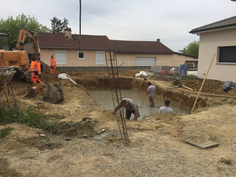 Aménagements des extérieurs avec piscine d'une villa à Chaponnay dans le Rhône