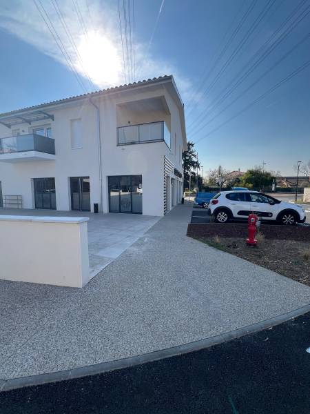 Voie piétonne et entrée de restaurant en béton désactivé à Mions près de Lyon