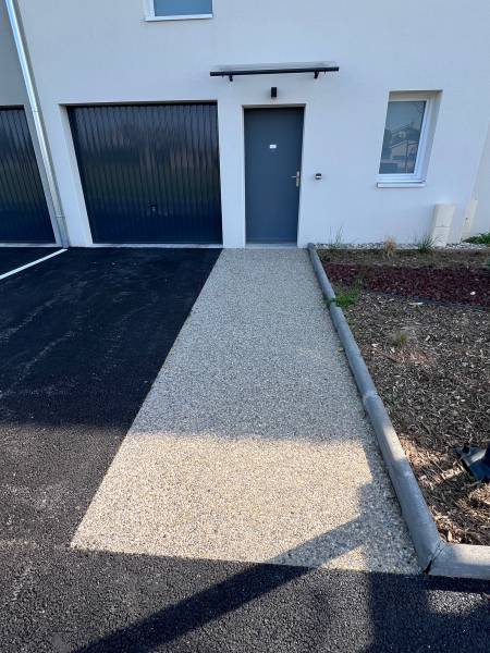 Entrée de maison en béton désactivé à Mions près de Lyon