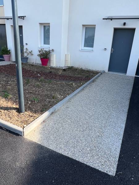 Entrée de maison en béton désactivé à Mions 69780